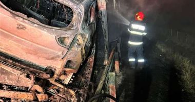 Un autotren încărcat cu opt maşini a ars complet, pe autostradă
