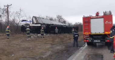 GALERIE FOTO. Scurgerile de combustibil, cauzate de accidentul rutier, continuă și la această oră - 2