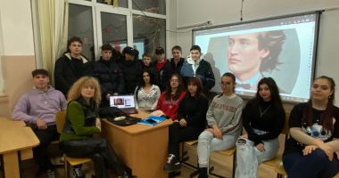 Stire din Cultură-Educație : Omagiu poetului Mihai Eminescu, adus de liceenii talentați de la ”Virgil Madgearu”