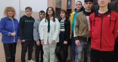 Stire din Cultură-Educație : 164 de ani de la Unirea Principatelor Române și Ziua Internațională a Educației, marcate la Liceul „Virgil Madgearu”
