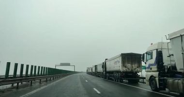 Stire din Eveniment : Coadă de TIR-uri pe A4 care se îndreaptă spre Portul Constanța. Majoritatea staționează pe banda de urgență