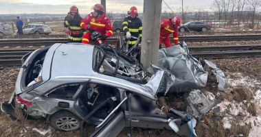 Stire din Eveniment : Două femei moarte şi doi copii grav răniţi, după coliziunea unui tren cu un autoturism