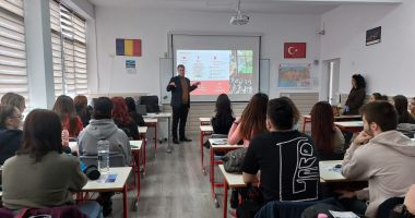 Stire din Cultură-Educație : Elevii călinescieni au aflat cum pot studia în Franța, cu bursă, direct de la sursă