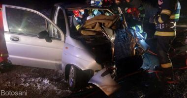 Stire din Eveniment : Bărbat rămas încarcerat, după ce a intrat cu maşina într-un copac