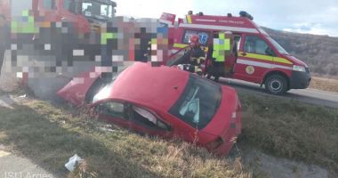 Stire din Eveniment : Patru răniţi, printre care doi copii, după ce un autoturism a lovit un cap de pod