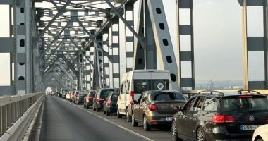Stire din Actualitate : Atenție șoferi! Coloană de mașini la ieșire din România