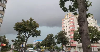 Stire din Social : Vânt puternic în estul țării până diseară. De luni, temperaturile urcă spre 20°C