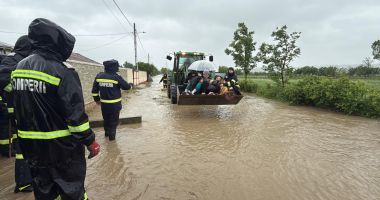 Stire din Social : Aproximativ 400 de persoane au fost evacuate preventiv din calea apelor, din patru judeţe