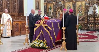 Stire din Actualitate : Premierul Bolojan, la Blaj, la căpătâiul Arhiepiscopului Major al Bisericii Greco-Catolice din România