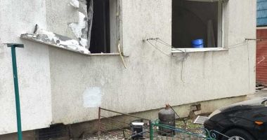 Stire din Eveniment : Explozie urmată de un incendiu la parterul unui bloc de garsoniere din Murfatlar