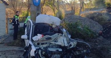 Stire din Eveniment : Tragedie pe șosele. Un bărbat a murit în această dimineață, după ce a intrat cu maşina într-un tractor
