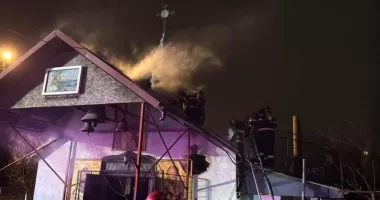 Stire din Eveniment : O capelă a luat foc la Tulcea. Au ars obiecte de mobilier, icoane şi tablouri