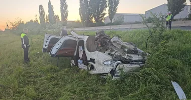 Stire din Eveniment : Impact devastator pe un drum european. Doi tineri au fost aruncați din mașină
