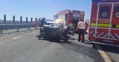 Coliziune pe autostradă între două autoturisme. Intervenție de urgență a echipajelor medicale