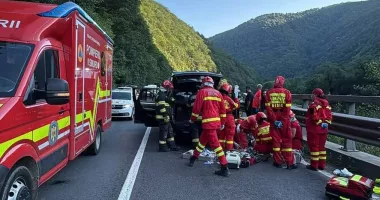 Bolovan prăbușit peste o mașină aflată în mers. Un bărbat este resuscitat după ce a rămas încarcerat
