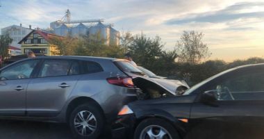 Accident în lanț, pe DN1. 17 persoane implicate, 5 mașini făcute praf