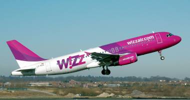 Trei avioane Wizz Air, ținute în aer, deasupra României