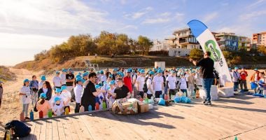 FOTO. Peste 300 de voluntari au strâns tone de deșeuri de pe plajele din Constanța - 3