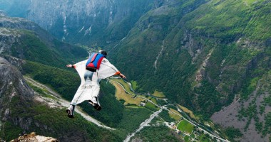 Stire din Sport Internațional : Trei persoane și-au pierdut viața în urma unui accident de "wingsuit"