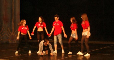 Stire din Cultură-Educație : Spectacolul exuberantelor "Steluțe Win Gym"