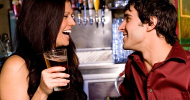 Stire din Monden : Cum transmite o femeie semnale sexuale?