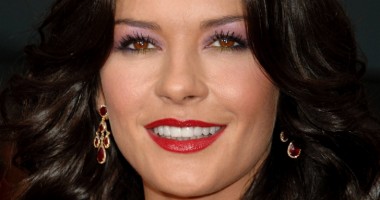 Stire din Monden : Catherine Zeta-Jones, păzită de mama ei ca să nu se omoare