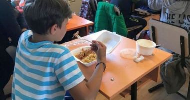 World Vision trage un semnal de alarmă: Pentru un sfert dintre copii, masa primită la școală e tot ce mănâncă într-o zi