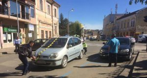 Stire din Eveniment : VIDEO. ȘOCANT. Mamă și copil loviți pe trecerea de pietoni. Șoferul, începător de 70 de ani
