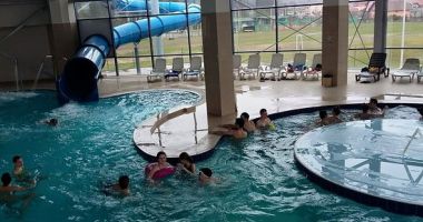 Copil de șase ani în comă după ce s-a înecat în bazinul unui complex acvatic