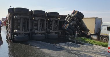 FOTO. TIR RĂSTURNAT la Nicolae Bălcescu. Era încărcat cu ulei alimentar! - 4