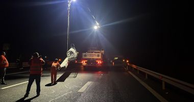 Accident pe Autostrada A2, în toiul nopții. Camion răsturnat, după lovirea unui panou electronic - 2