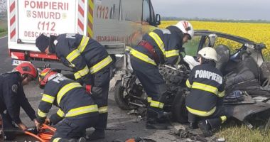 Stire din Eveniment : TRAGEDIE PE ȘOSEA, la Topraisar: un ȘOFER A MURIT, după ce a intrat cu mașina sub un TIR