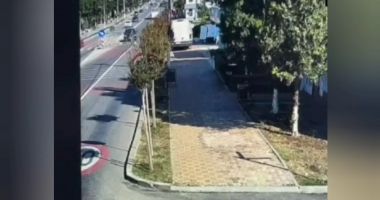 Stire din Eveniment : VIDEO. ACCIDENT MORTAL, în Ovidiu. Momentul când este lovit pietonul, surprins de camerele de supraveghere video