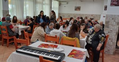 Bătrânii de la Căminul pentru persoane vârstnice, vizitaţi de elevii Colegiului „Constantin Brătescu”