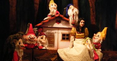 Stire din Cultură-Educație : Spectacolul ”Albă ca Zăpada”, în dublă reprezentație pe scena Teatrului ”Căluțul de Mare”