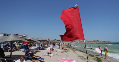 Stire din Eveniment : Turist amendat cu 500 de lei, pe o plajă din Mamaia: nu a respectat STEAGUL ROȘU!