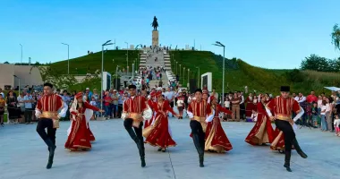 Ansamblul „Qarasu” a dus folclorul tătăresc la Festivalul „Vasluiul Medieval”