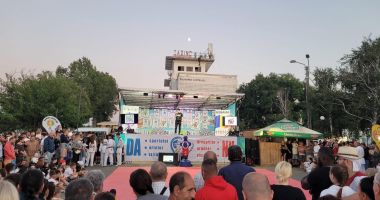 Stire din Eveniment : Sfaturi antidrog la o caravană sportivă, pe faleza din Eforie Sud