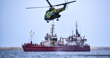 Stire din Eveniment : ANTRENAMENTE SPECTACULOASE la malul mării, pentru scafandrii militari