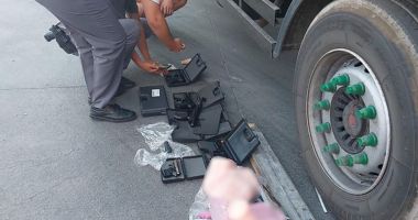 1.520 de arme neletale descoperite de polițiștii de frontieră într-un camion, la graniță - 3