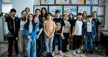 Stire din Cultură-Educație : Elevii de la Colegiul de Artă şi-au expus lucrările pe holul instituţiei