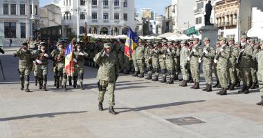 Stire din Eveniment : FOTO. Brigada 9 Mecanizată „Mărăşeşti”, la ceas aniversar. Sărbătoare în Piaţa Ovidiu!