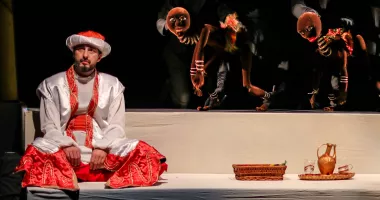 Stire din Cultură-Educație : „Califul Barză“ îi încântă, din nou, pe cei mici, la Teatrul „Căluțul de Mare“