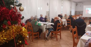 Stire din Social : Bătrânii de la Căminul pentru Persoane Vârstnice l-au sărbătorit pe Sfântul Nicolae