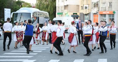 Stire din Cultură-Educație : „Caravana Dansului Popular” a debutat în acest week-end