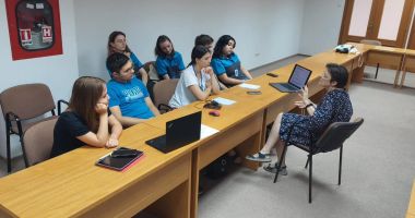 Stire din Cultură-Educație : Două eleve ale Colegiului de Arte din Constanța, în practică pe platforma de la Măgurele