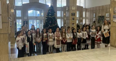 Stire din Cultură-Educație : Elevii de la Școala nr. 39 i-au colindat pe specialiștii Bibliotecii Județene „Ioan N. Roman“