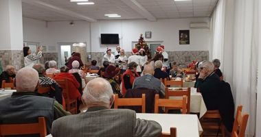 Stire din Social : Bătrânii de la Căminul pentru Persoane Vârstnice au fost colindaţi