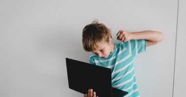 Stire din Social : Îngrijorător. Jumătate dintre copii petrec peste şase ore pe zi în mediul digital