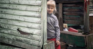 Stire din Social : Rata sărăciei atinge cote alarmante în rândul copiilor și îi ține departe de școală